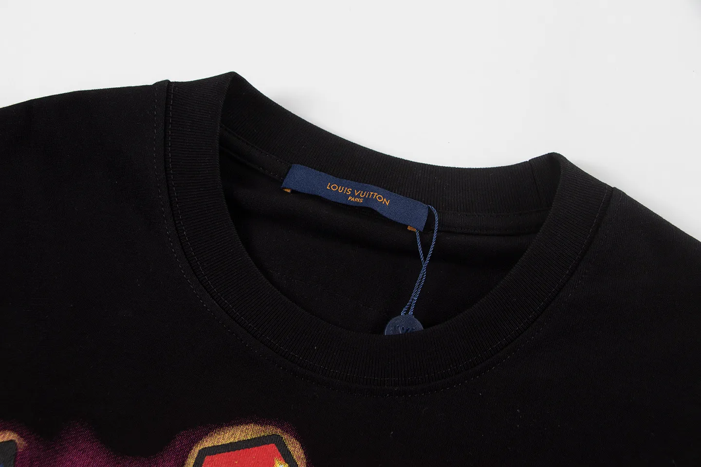 🅿️160 louis vuitto*2026 latest short-sleeved T-shirt Material: Made of high version 300g double yarn combed cotton Size: S M L XL Color: black and white Style number: W2609